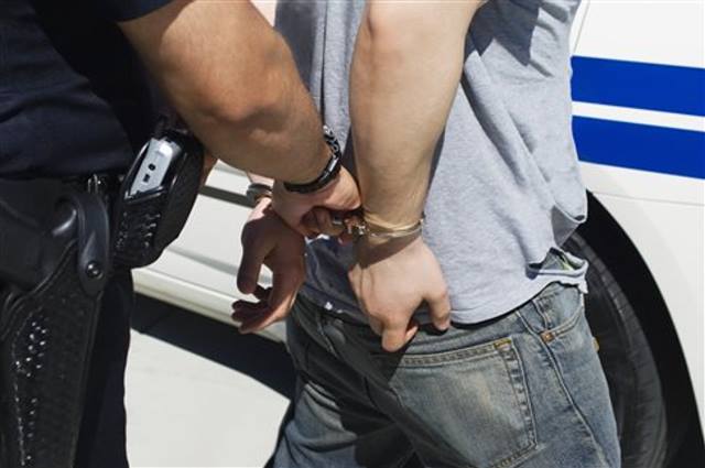 Μεσολόγγι: Σύλληψη 40χρονου για λαθραίο καπνό, ναρκωτικά χάπια και κλεμμένα μπουκάλια - Φωτογραφία 1