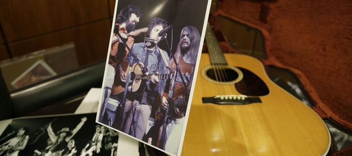 Κιθάρα του Bob Dylan πουλήθηκε 400.000 δολ. σε δημοπρασία - Φωτογραφία 1