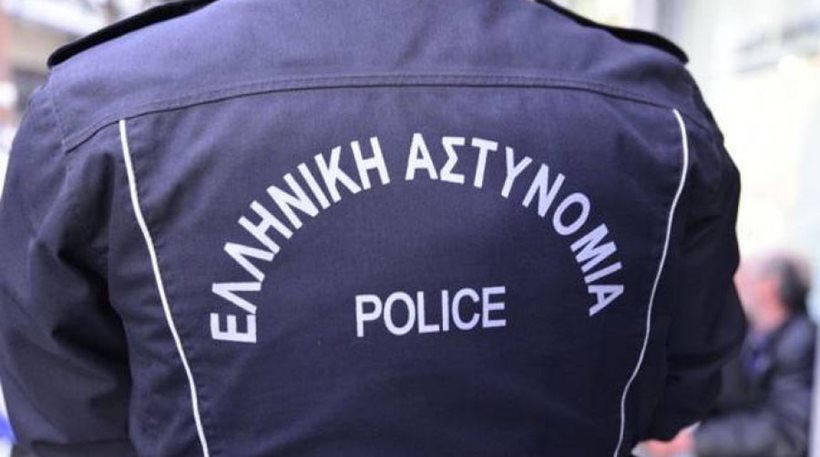 Μαθητές βρήκαν μέσα στο σχολείο τους πυροβόλο όπλο με τέσσερις γεμιστήρες! - Φωτογραφία 1