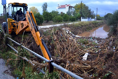 Χείμαρροι έριξαν 12 αυτοκίνητα στη θάλασσα - Έρευνες για εγκλωβισμένους - Φωτογραφία 6