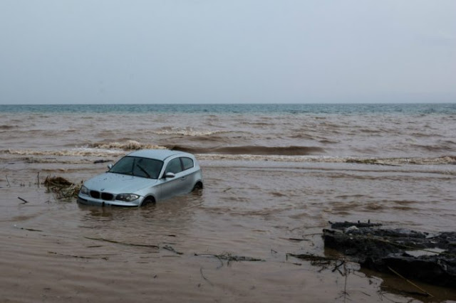 Χείμαρρος παρέσυρε αυτοκίνητα στη Σύμη (ΦΩΤΟ & ΒΙΝΤΕΟ) - Φωτογραφία 1