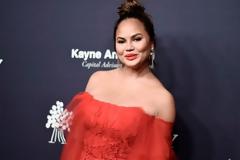 Η λαμπερή Chrissy Teigen φοράει δημιουργία Έλληνα σχεδιαστή και εντυπωσιάζει