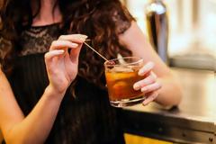 Από τι κινδυνεύουν περισσότερο οι γυναίκες που καταναλώνουν πολύ αλκοόλ;