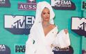 Με μπουρνούζι, πετσέτα στα μαλλιά και διαμάντια στα μουσικά βραβεία η Rita Ora - Φωτογραφία 2