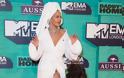 Με μπουρνούζι, πετσέτα στα μαλλιά και διαμάντια στα μουσικά βραβεία η Rita Ora - Φωτογραφία 3