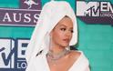 Με μπουρνούζι, πετσέτα στα μαλλιά και διαμάντια στα μουσικά βραβεία η Rita Ora - Φωτογραφία 4