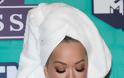 Με μπουρνούζι, πετσέτα στα μαλλιά και διαμάντια στα μουσικά βραβεία η Rita Ora - Φωτογραφία 5