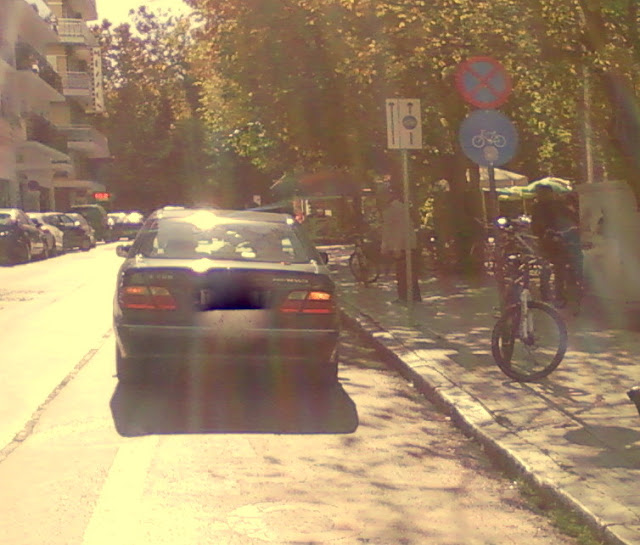 Όταν τα Μερτσέντες... παρκάρουν στους ποδηλατόδρομους στα Τρίκαλα - Φωτογραφία 3