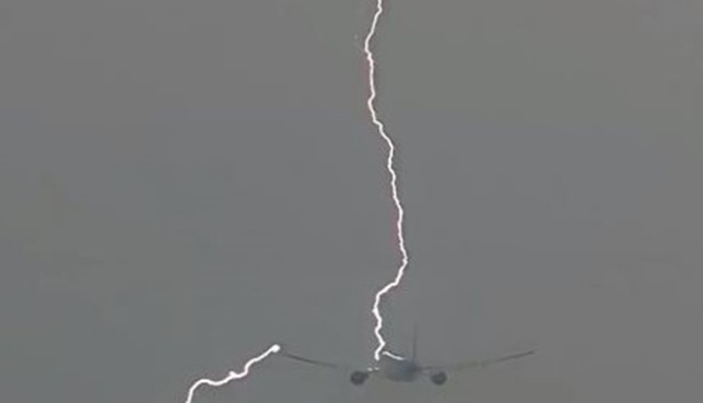 Απίστευτο βίντεο: Κεραυνός χτυπά Boeing 777 στον αέρα... [video] - Φωτογραφία 1
