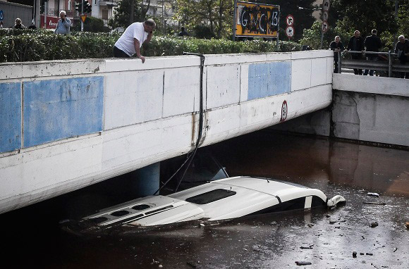 Φωτογραφίες: Λεωφορείο σκεπάστηκε από τα νερά στην παλαιά Εθνική Αθηνών-Κορίνθου - Φωτογραφία 1