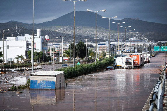 Φωτογραφίες: Λεωφορείο σκεπάστηκε από τα νερά στην παλαιά Εθνική Αθηνών-Κορίνθου - Φωτογραφία 2