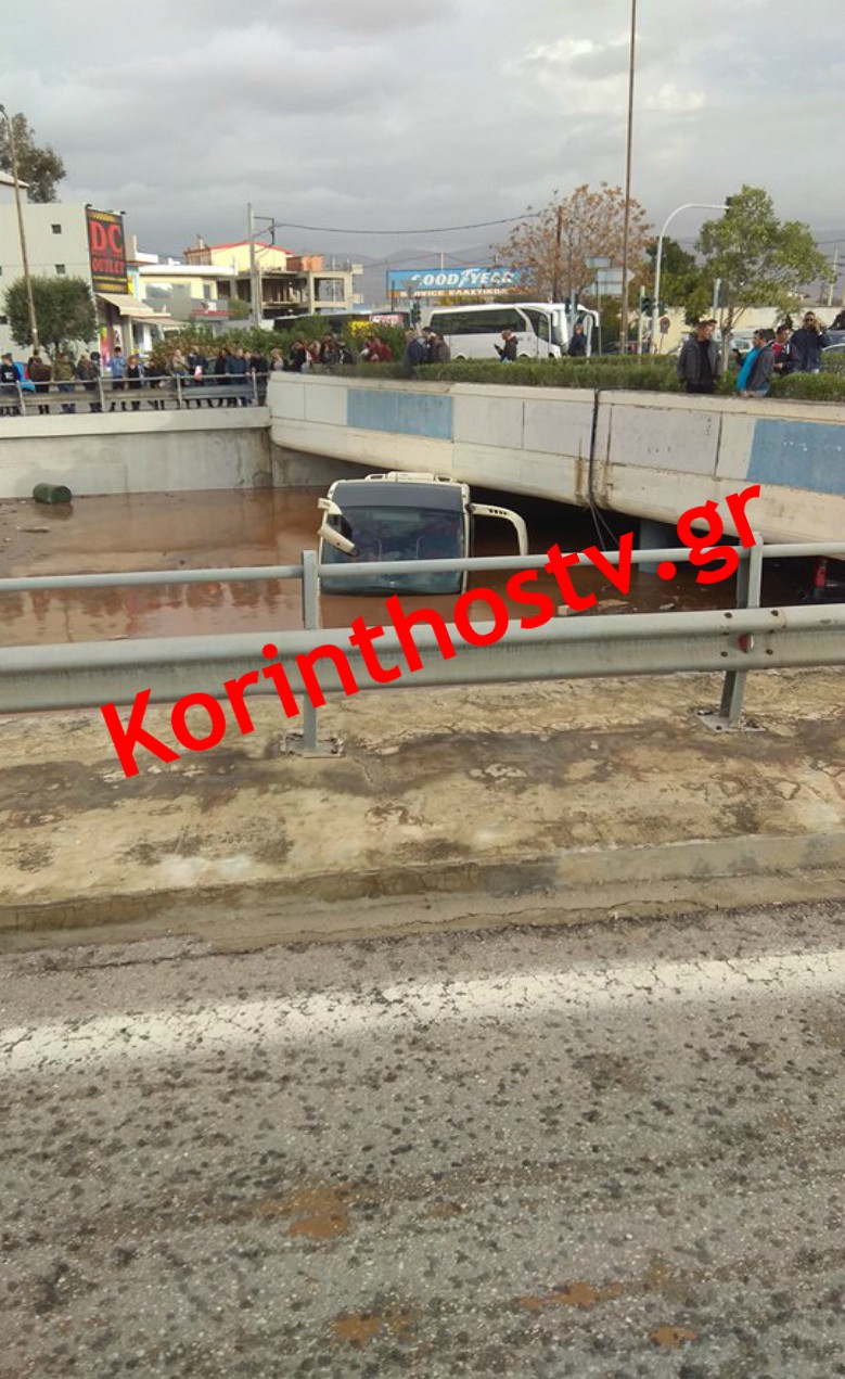 Φωτογραφίες: Λεωφορείο σκεπάστηκε από τα νερά στην παλαιά Εθνική Αθηνών-Κορίνθου - Φωτογραφία 5