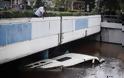 Φωτογραφίες: Λεωφορείο σκεπάστηκε από τα νερά στην παλαιά Εθνική Αθηνών-Κορίνθου - Φωτογραφία 1