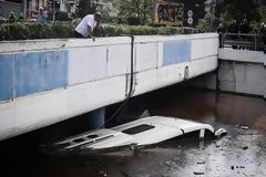 Φωτογραφίες: Λεωφορείο σκεπάστηκε από τα νερά στην παλαιά Εθνική Αθηνών-Κορίνθου