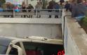 Φωτογραφίες: Λεωφορείο σκεπάστηκε από τα νερά στην παλαιά Εθνική Αθηνών-Κορίνθου - Φωτογραφία 6