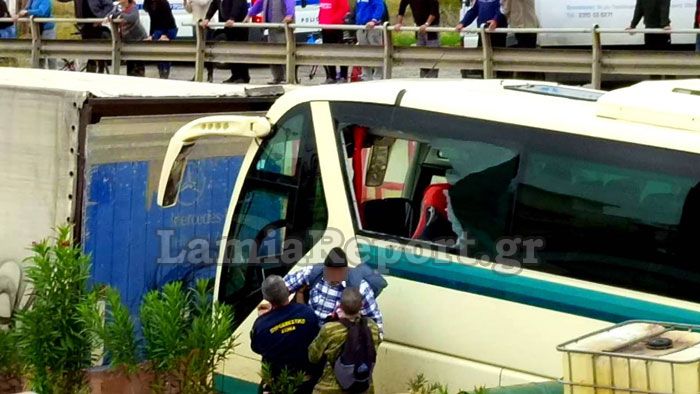 Λεωφορείο σκεπάστηκε από τα νερά στην παλαιά Εθνική Αθηνών-Κορίνθου - Φωτογραφία 4