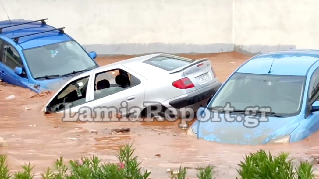 Συγκλονιστικό βίντεο: Λεωφορείο παρασύρεται μόλις βγήκε και ο τελευταίος επιβάτης - Φωτογραφία 7