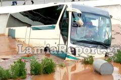 Συγκλονιστικό βίντεο: Λεωφορείο παρασύρεται μόλις βγήκε και ο τελευταίος επιβάτης