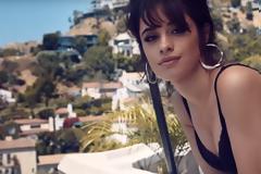 Η εορταστική καμπάνια του οίκου Guess για το 2017
