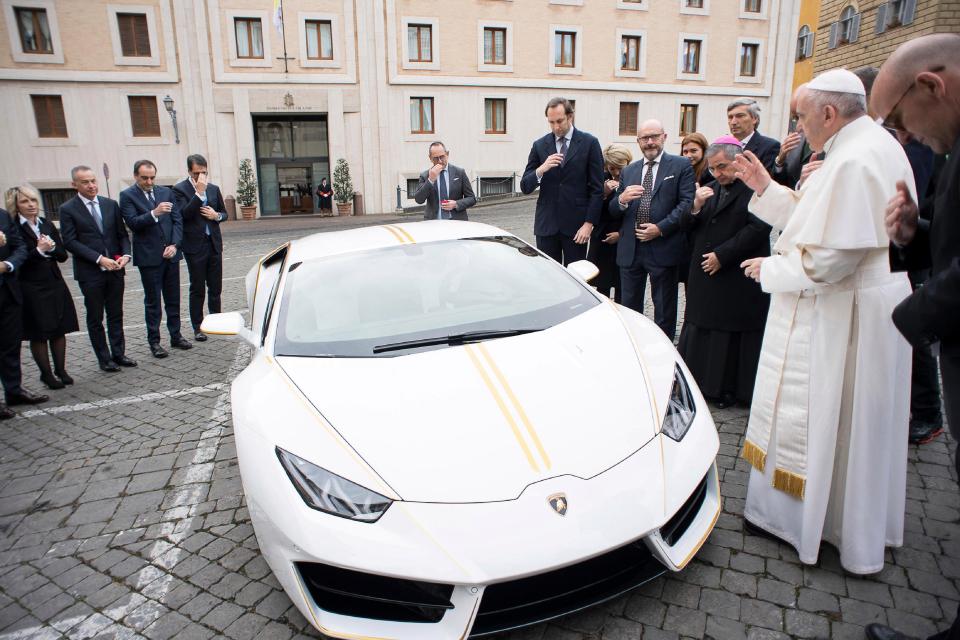 Ο Πάπας Φραγκίσκος «πατάει γκάζι» στο Βατικανό με τη νέα του Λαμποργκίνι! - Φωτογραφία 2