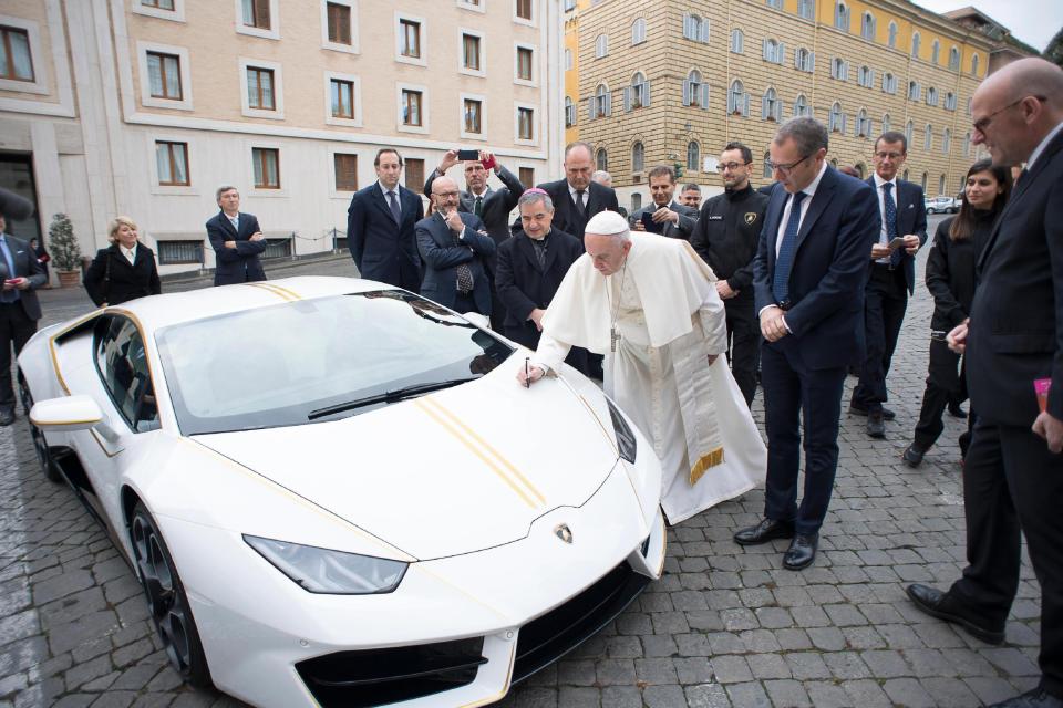Ο Πάπας Φραγκίσκος «πατάει γκάζι» στο Βατικανό με τη νέα του Λαμποργκίνι! - Φωτογραφία 4