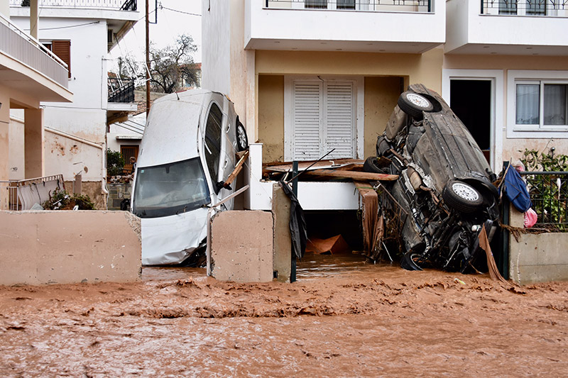 Θρήνος και οργή στην Μάνδρα για τους 15 νεκρούς από την πλημμύρα - Φωτογραφία 14