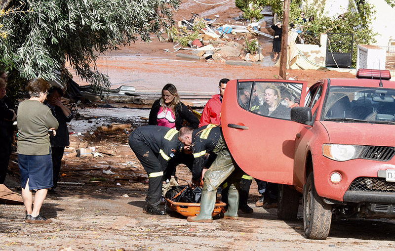 Θρήνος και οργή στην Μάνδρα για τους 15 νεκρούς από την πλημμύρα - Φωτογραφία 3