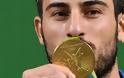 Ιράν: Χρυσός Ολυμπιονίκης βγάζει στο σφυρί το μετάλλιό του για να βοηθήσει τα θύματα του Εγκέλαδου