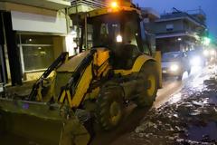 Εξι οι αγνοούμενοι στη Μάνδρα από την κακοκαιρία