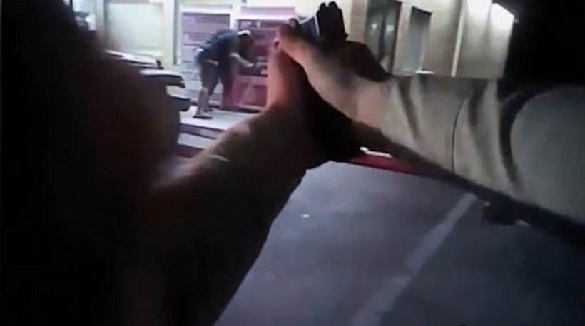 Ούτε σε ταινία: Αστυνομικός εξουδετερώνει με τέσσερις σφαίρες ένοπλο που κρατά τη γυναίκα του - Φωτογραφία 1