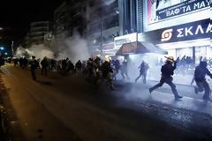 «Βροχή» μολότοφ στα Εξάρχεια μετά την πορεία για το Πολυτεχνείο