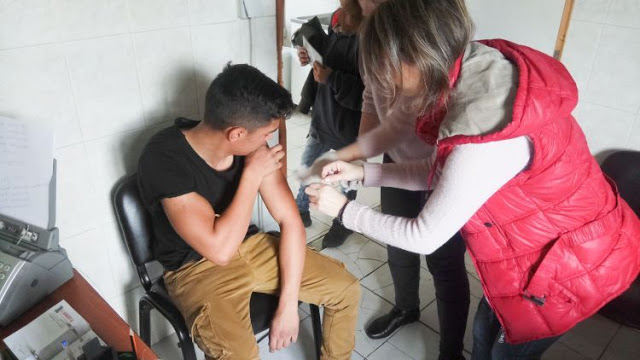Ασπίδα προστασίας για την Ιλαρά – Μαζικοί εμβολιασμοί παιδιών Ρομά στο Αγρίνιο (ΔΕΙΤΕ ΦΩΤΟ) - Φωτογραφία 1