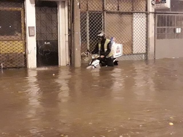 «Βουλιάζει» η Αθήνα - Αυτοκίνητα «κολυμπάνε» στο Κερατσίνι - Φωτογραφία 4