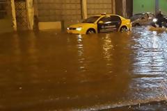 «Βουλιάζει» η Αθήνα - Αυτοκίνητα «κολυμπάνε» στο Κερατσίνι