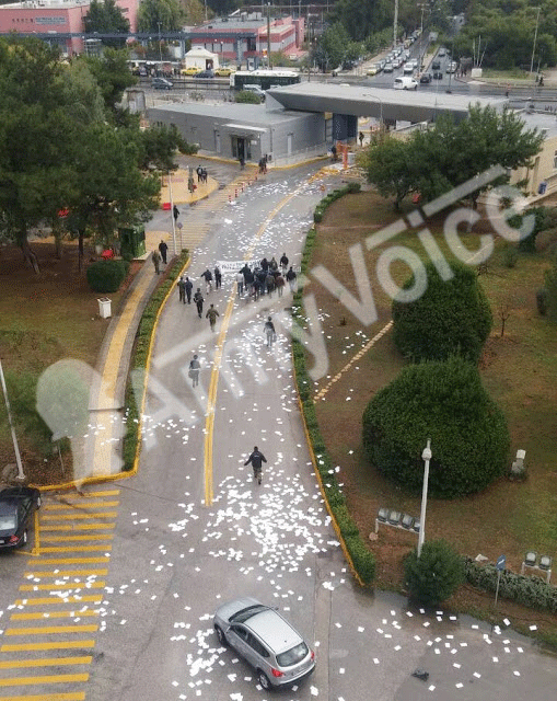 Πρωτοφανές: Εισβολή του Ρουβίκωνα στο υπουργείο Εθνικής Αμυνας - Φωτογραφία 2