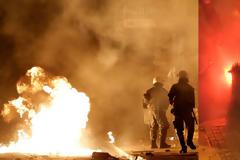 Μολότοφ και χημικά μετά την πορεία του Πολυτεχνείου - Η στιγμή που τραυματίζεται γυναίκα δικηγόρος από φωτοβολίδα! (ΦΩΤΟ & ΒΙΝΤΕΟ)