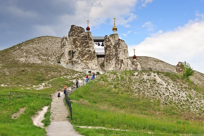 Ρωσία - Τό σκαλισμένο μέσα στά ἄσπρα βράχια μοναστήρι - Φωτογραφία 1