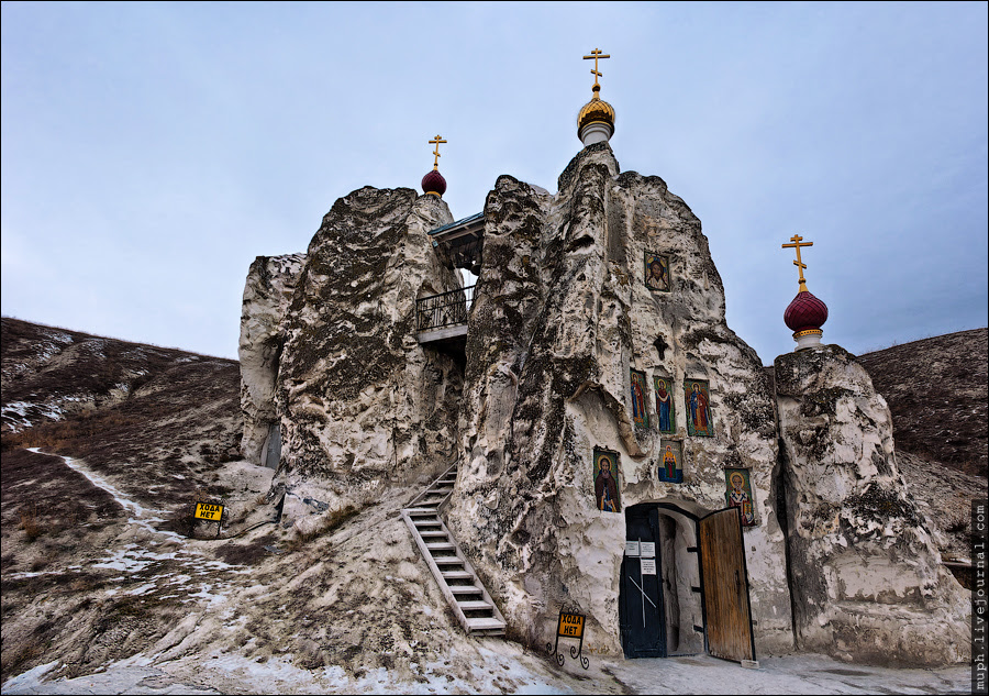 Ρωσία - Τό σκαλισμένο μέσα στά ἄσπρα βράχια μοναστήρι - Φωτογραφία 3