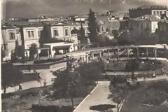 Δείτε την πλατεία Κουμουνδούρου τη δεκαετία του 1930