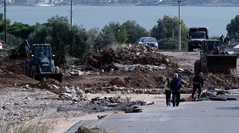 Στους 19 οι νεκροί από τις πλημμύρες στη Μάνδρα - Δύο σοροί βρέθηκαν στη θάλασσα - Φωτογραφία 1