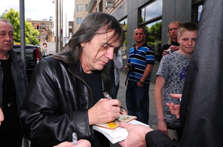 Πέθανε ο θρυλικός κιθαρίστας των AC/DC - Φωτογραφία 3