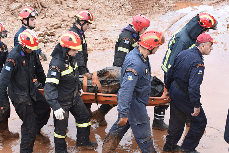 Στους 19 οι νεκροί από τις πλημμύρες στη Μάνδρα - Δύο σοροί βρέθηκαν στη θάλασσα - Φωτογραφία 1