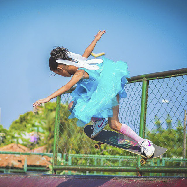 Η 9χρονη Βραζιλιάνα που «ρίχνει» το Internet κάνοντας skate ντυμένη νεράιδα! - Φωτογραφία 2