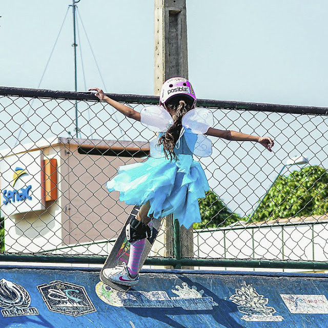 Η 9χρονη Βραζιλιάνα που «ρίχνει» το Internet κάνοντας skate ντυμένη νεράιδα! - Φωτογραφία 3