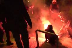 Δείτε τι λένε μεταξύ τους οι αντιεξουσιαστές για την τραυματισμένη δικηγόρο.Οι φωτοβολίδες πήγαιναν «καρφί» για τα κεφάλια των αστυνομικών.