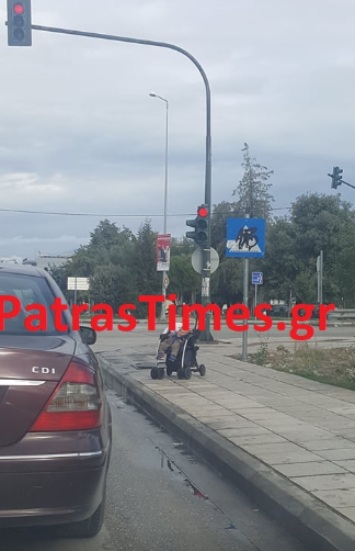 Αδιανόητο περιστατικό στην Πάτρα! - Παράτησε μωρό στο δρόμο και πήγε για καφέ - Φωτογραφία 2