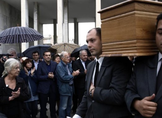 Πλήθος κόσμου στο τελευταίο «αντίο» στον Κώστα Βεργόπουλο – Παρών' και ο Αλέξης Τσίπρας - Φωτογραφία 1