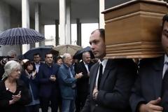 Πλήθος κόσμου στο τελευταίο «αντίο» στον Κώστα Βεργόπουλο – Παρών' και ο Αλέξης Τσίπρας