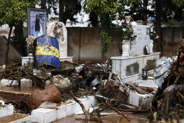 Μακάβριες εικόνες από το νεκροταφείο της Μάνδρας - Φωτογραφία 5