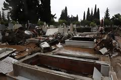 Μακάβριες εικόνες από το νεκροταφείο της Μάνδρας